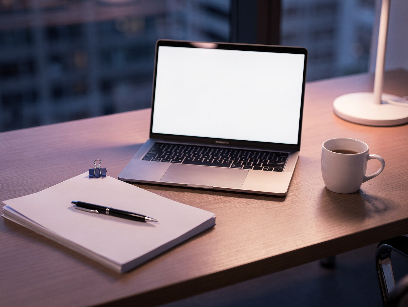 Een opgeruimd bureau met documenten voor administratieve verwerking